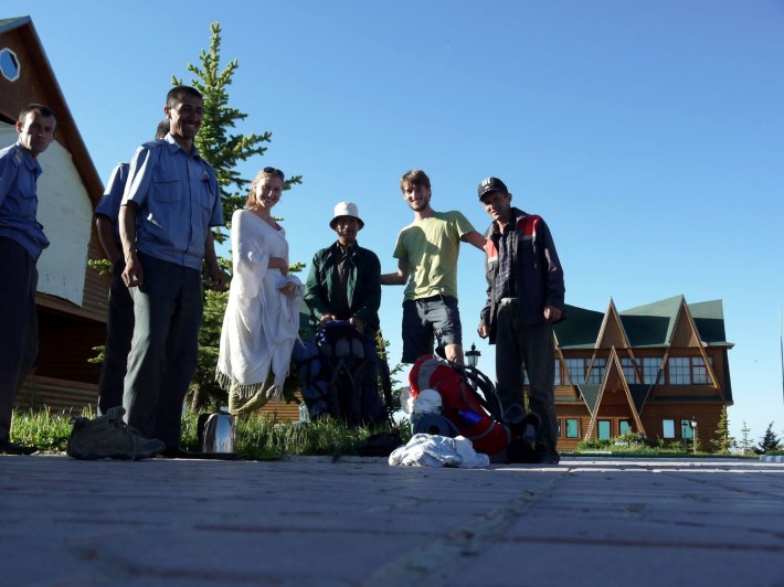 Wir wissen nicht auf wessen Feriendomizil sie aufpassen. Das alte weißbrot, das saure Joghurt und der schwarze Tee bereiten uns ein willkommenes Festmahl.