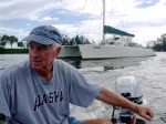 John im Beiboot, im Hintergrund sein Katamaran